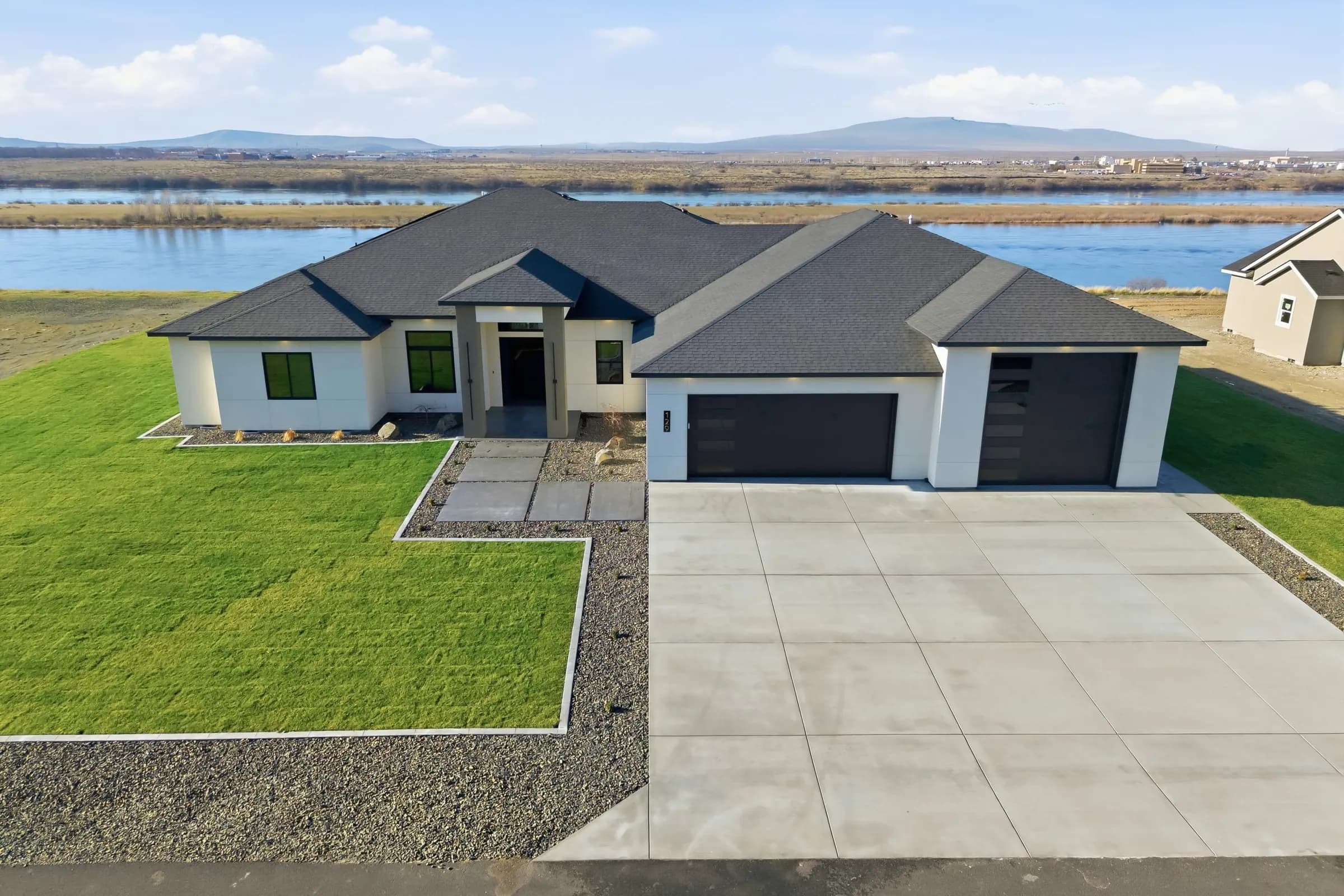 A Closer Look at 129 Riviera Dr: A Pasco Home with River Views